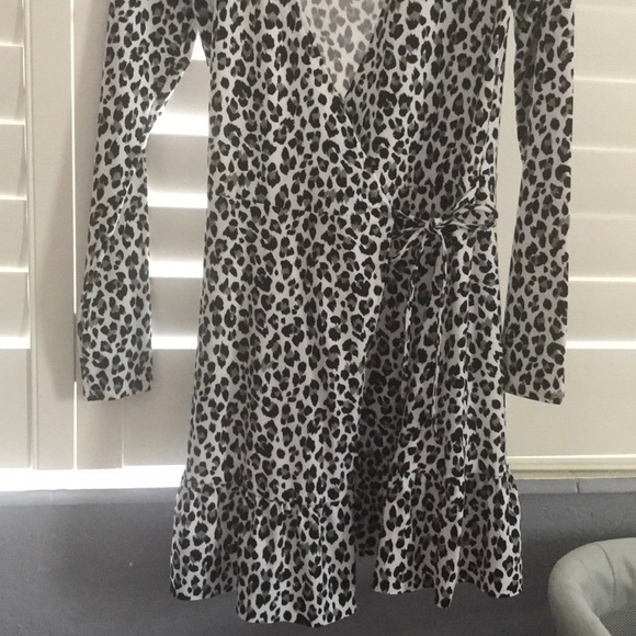 Dress with long sleeve. Gorgeous dress! Never worn - Picture 4 of 4